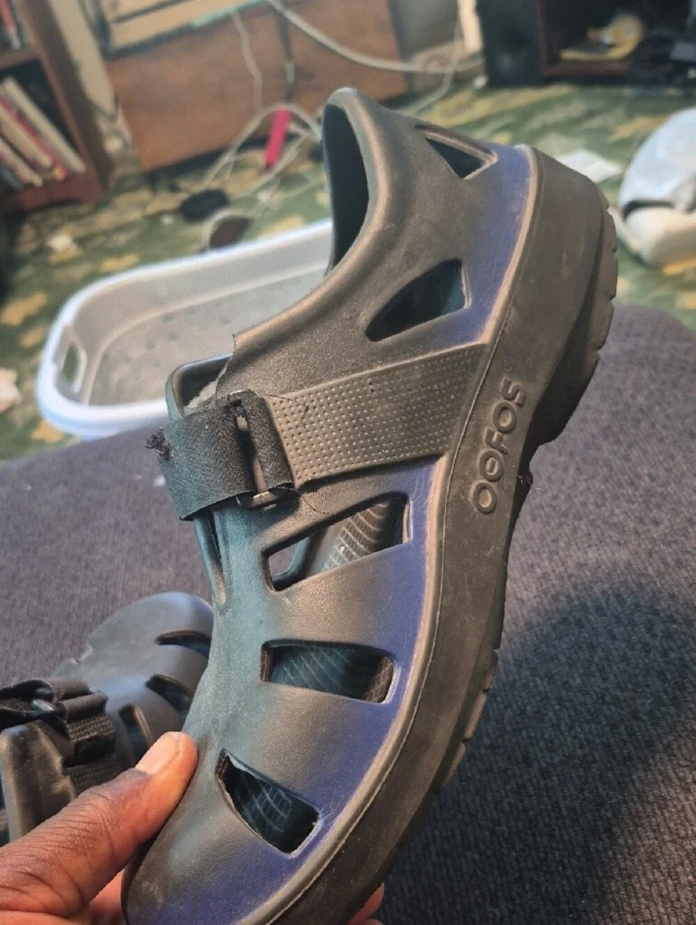 OOFOS Men's Black Sandal with Subtle Blue Sheen